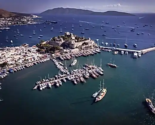 Bakı Havalimanı transferiyle ulaşılan Bodrum Kalesi ve marina bölgesinin havadan görünümü